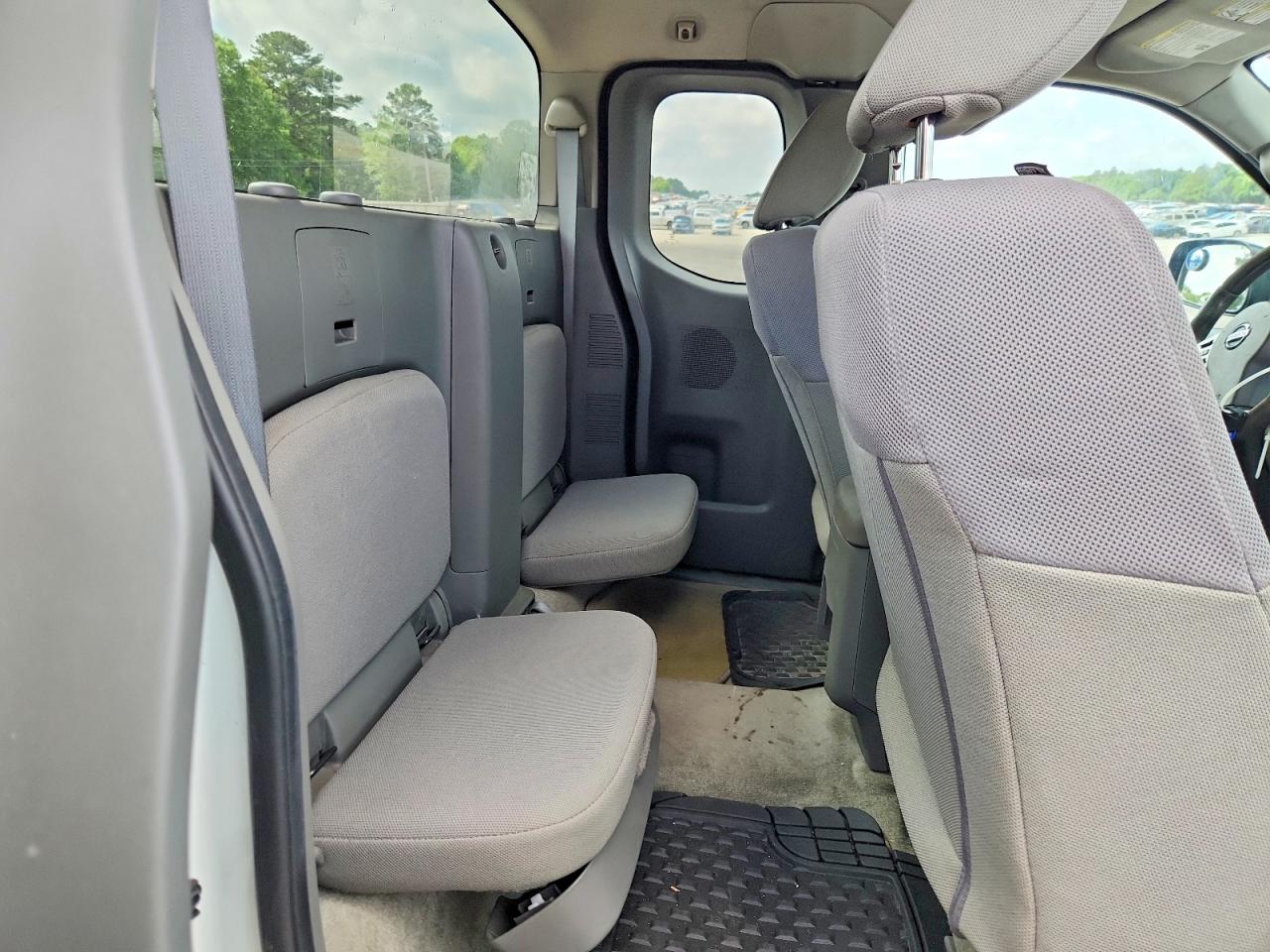 Nissan Frontier S