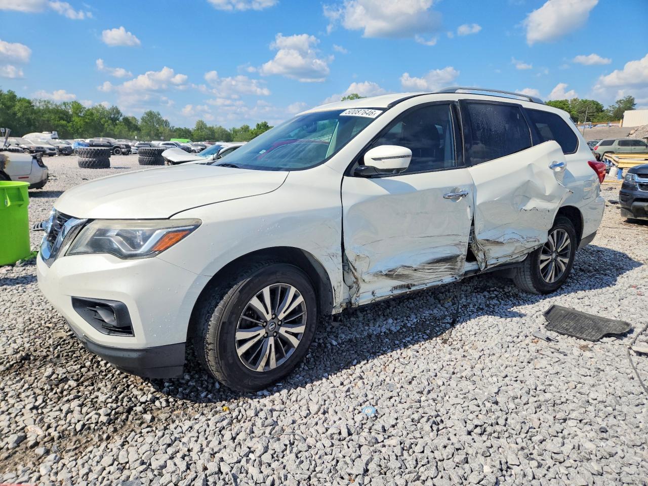 Salvage Nissan Pathfinder Image