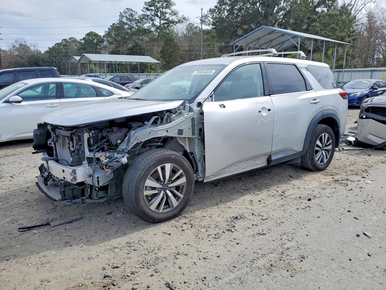 Salvage Nissan Pathfinder Image
