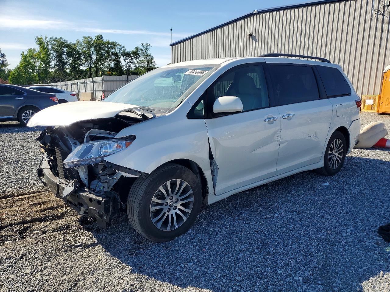 Salvage Toyota Sienna Image