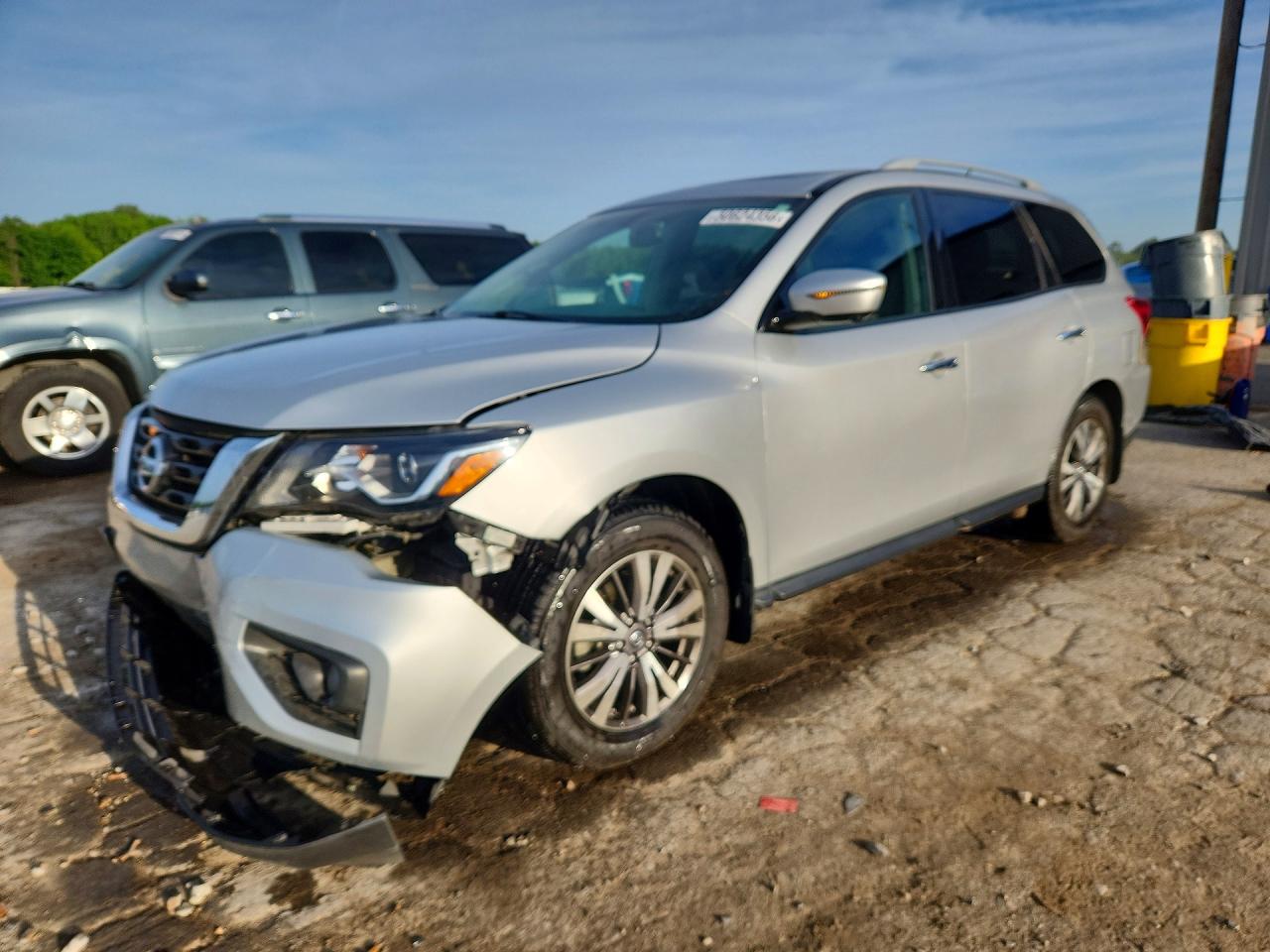 Salvage Nissan Pathfinder Image