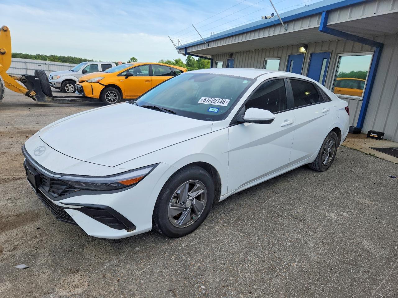 Salvage Hyundai ELANTRA Image