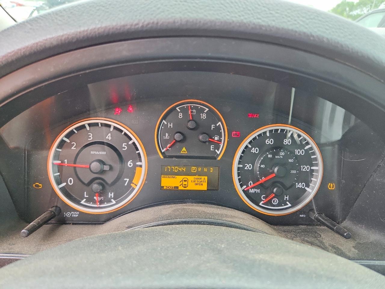 Nissan Armada Sv