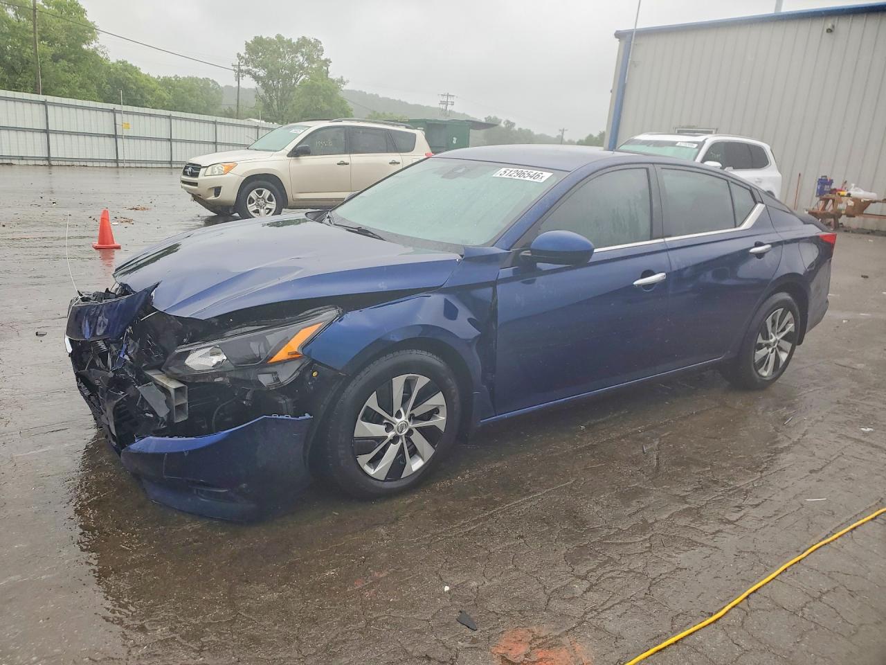 Salvage Nissan Altima Image