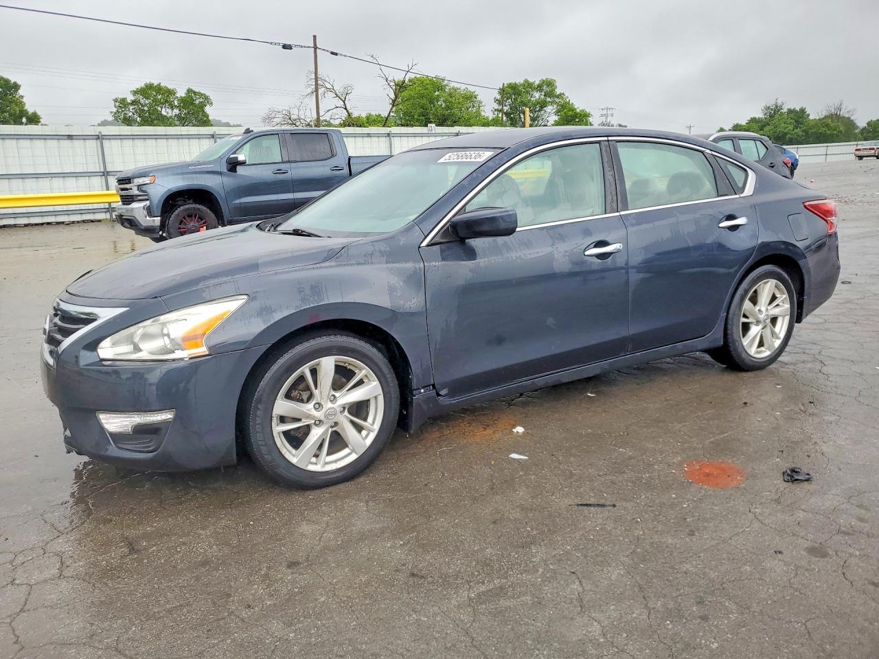 Salvage Nissan Altima Image