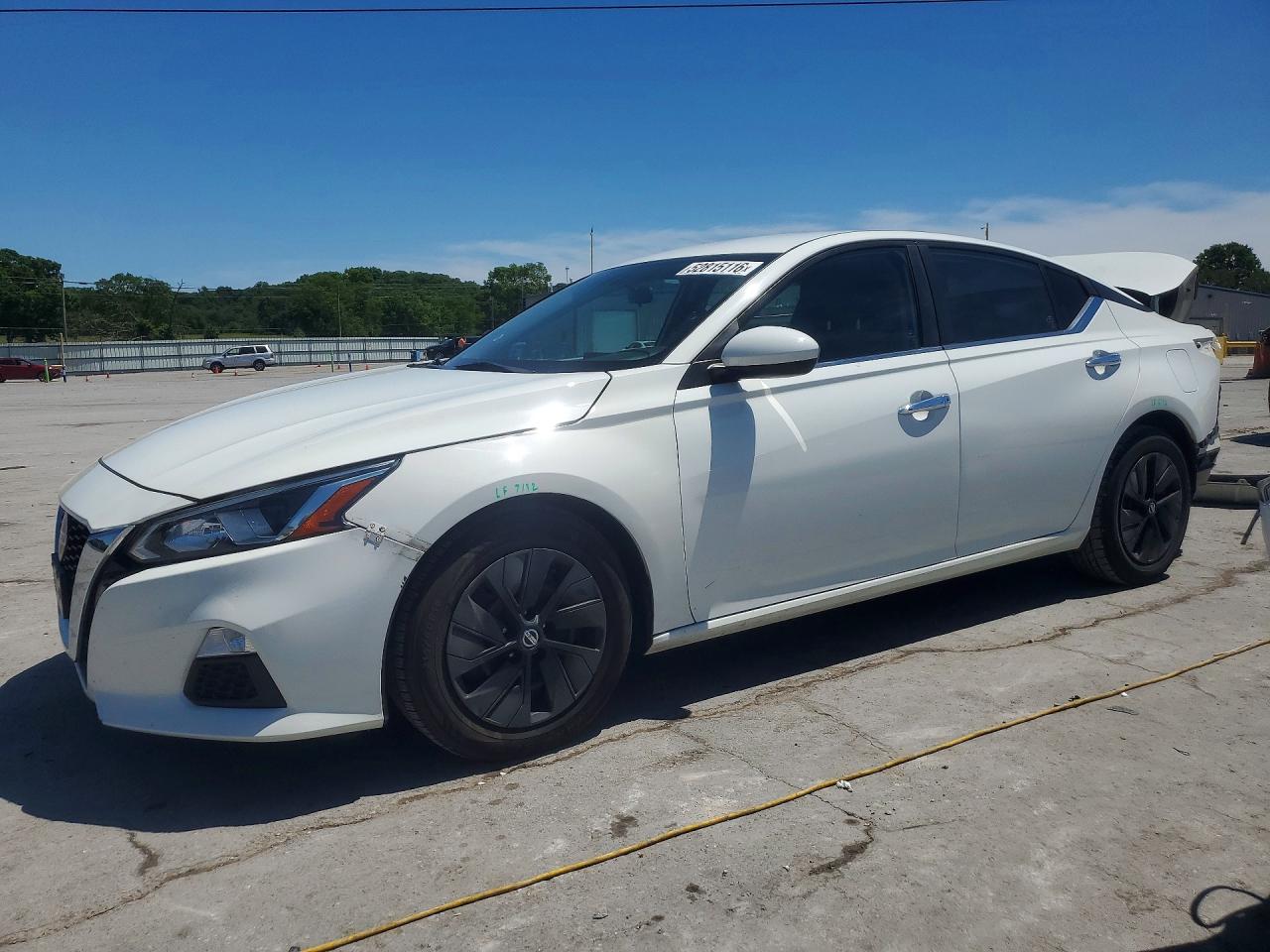 Salvage Nissan Altima Image