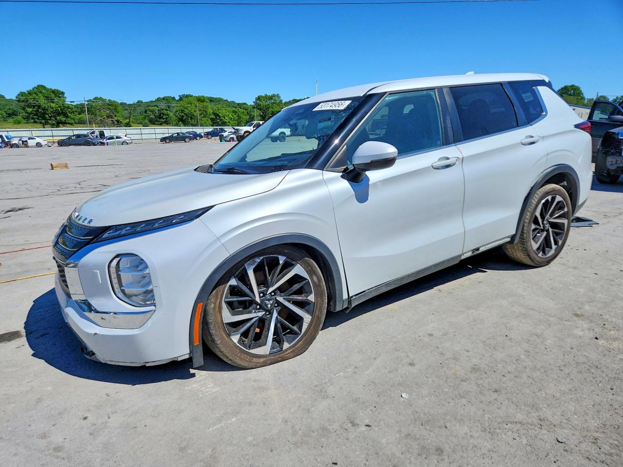 Salvage Mitsubishi Outlander Image