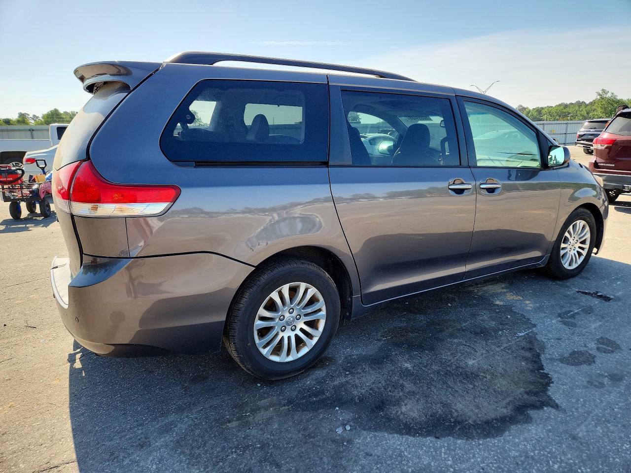 Toyota Sienna Xle 8-passenger