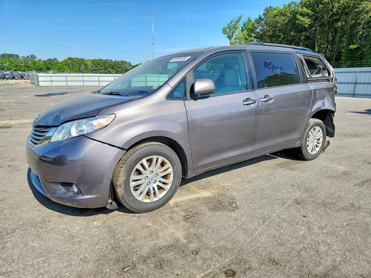 Salvage Toyota Sienna Image
