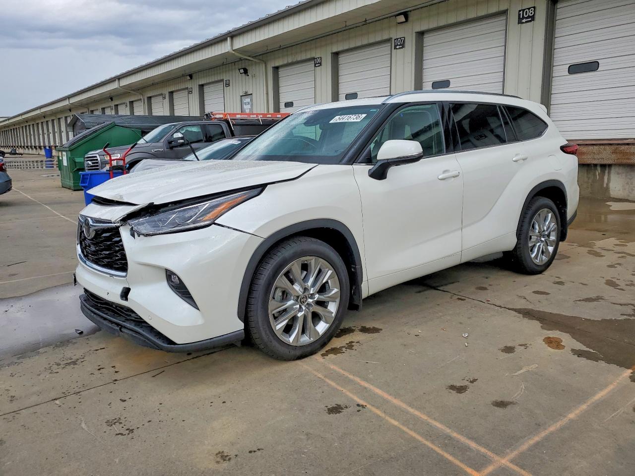 Salvage Toyota Highlander Image