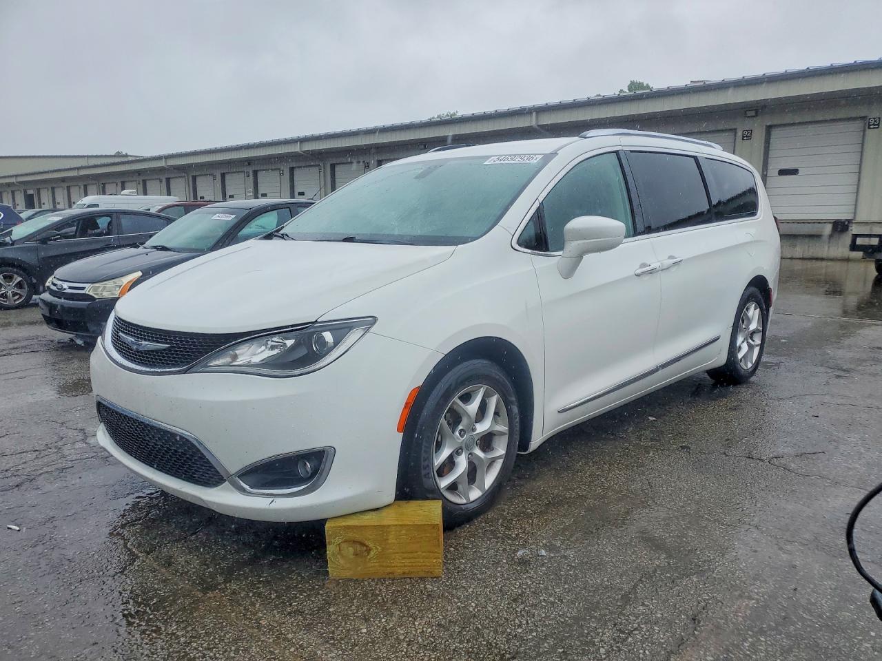 Salvage Chrysler Pacifica Image