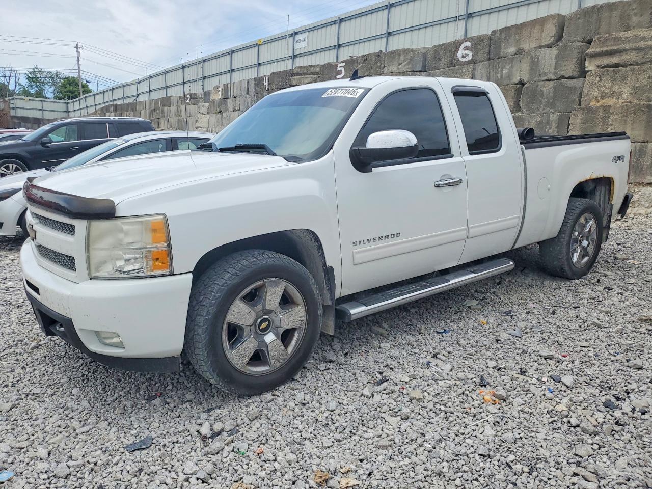 Salvage Chevrolet Silverado Image