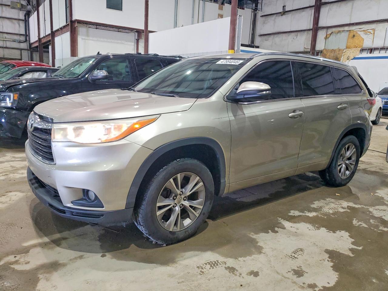 Salvage Toyota Highlander Image