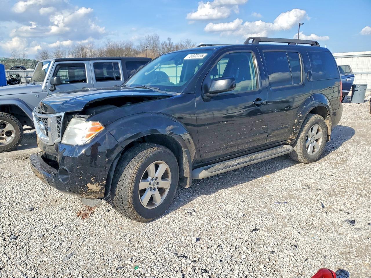Salvage Nissan Pathfinder Image