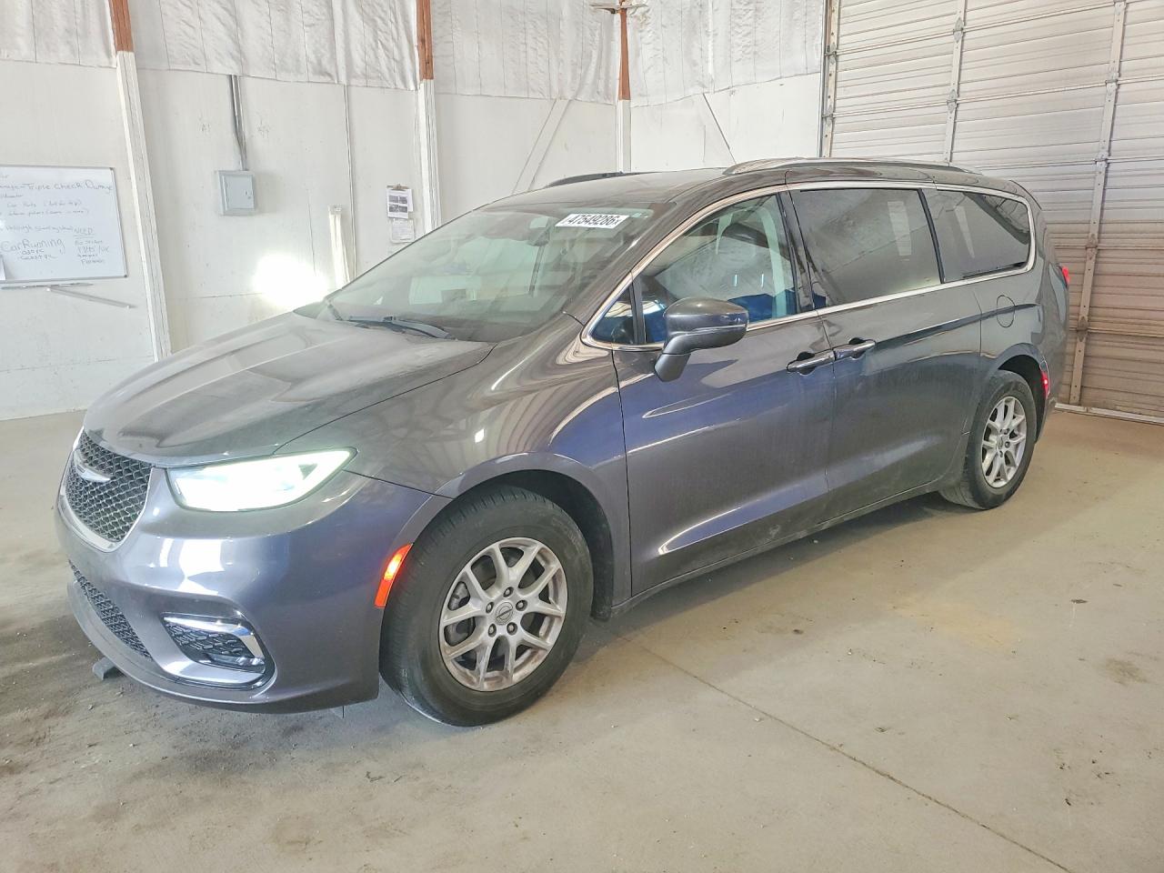 Salvage Chrysler Pacifica Image
