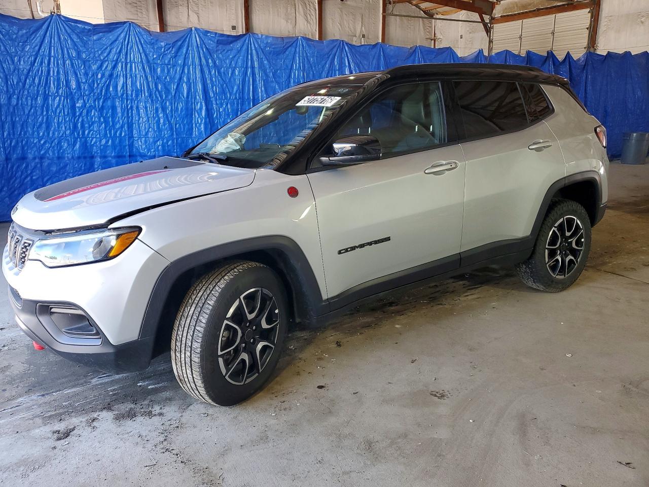 Salvage Jeep Compass Image