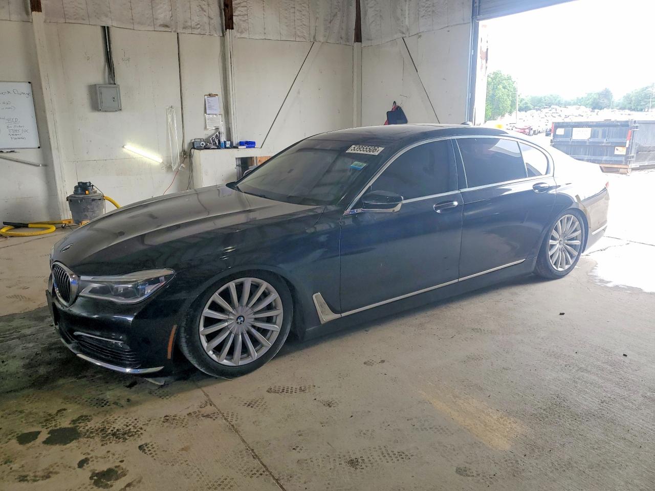 Salvage BMW 7 Series Image