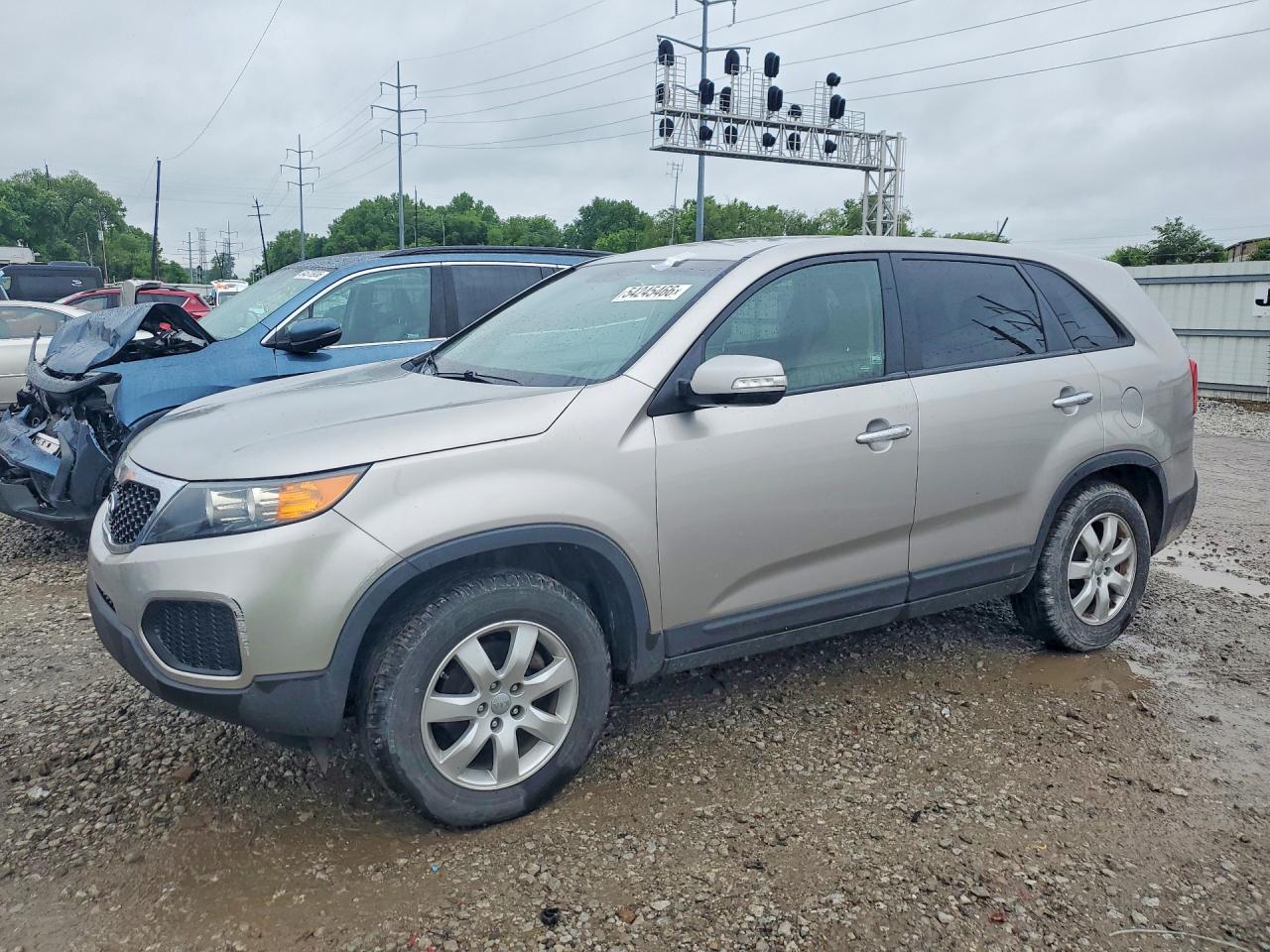 Salvage Kia Sorento Image