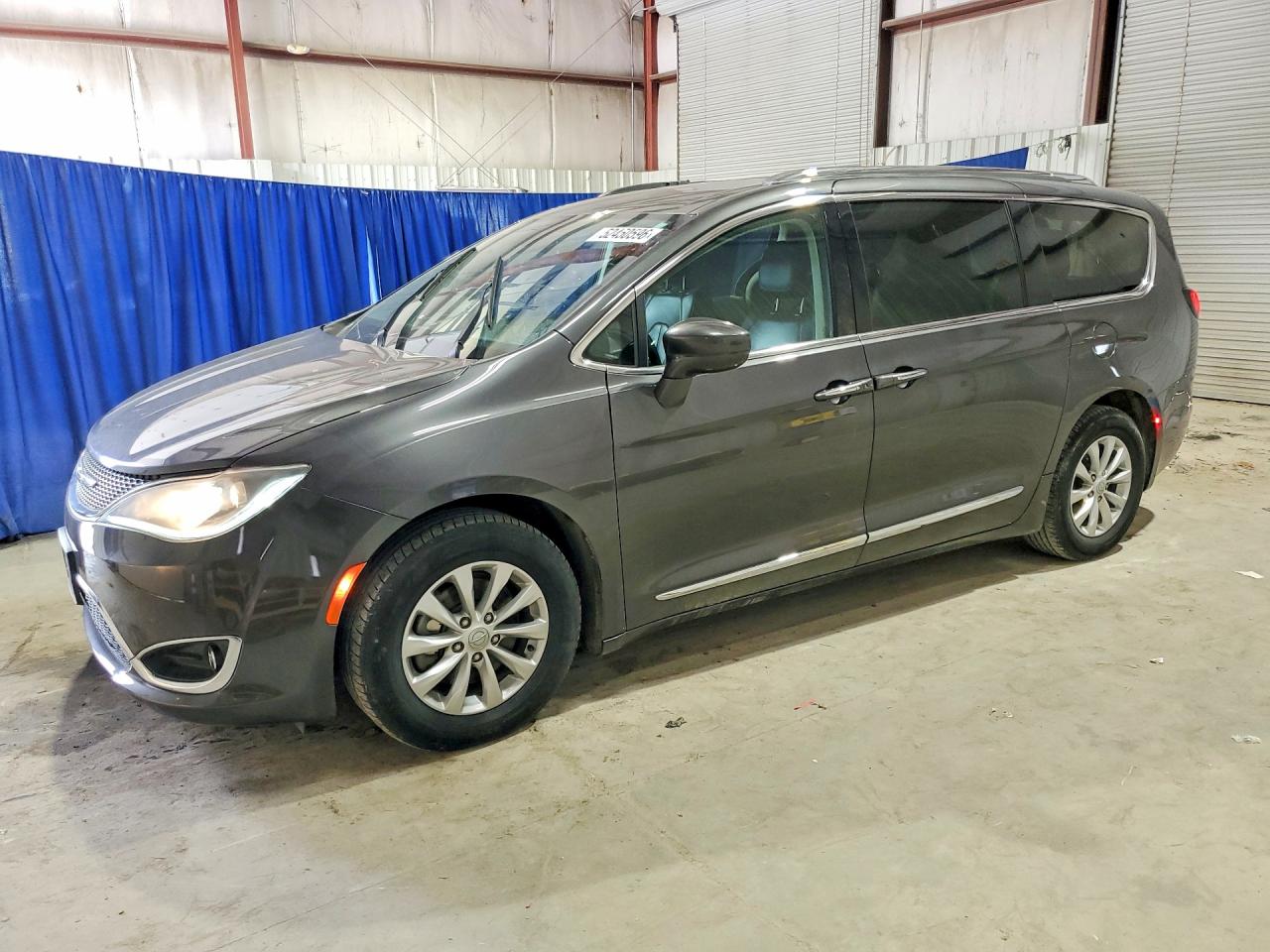 Salvage Chrysler Pacifica Image