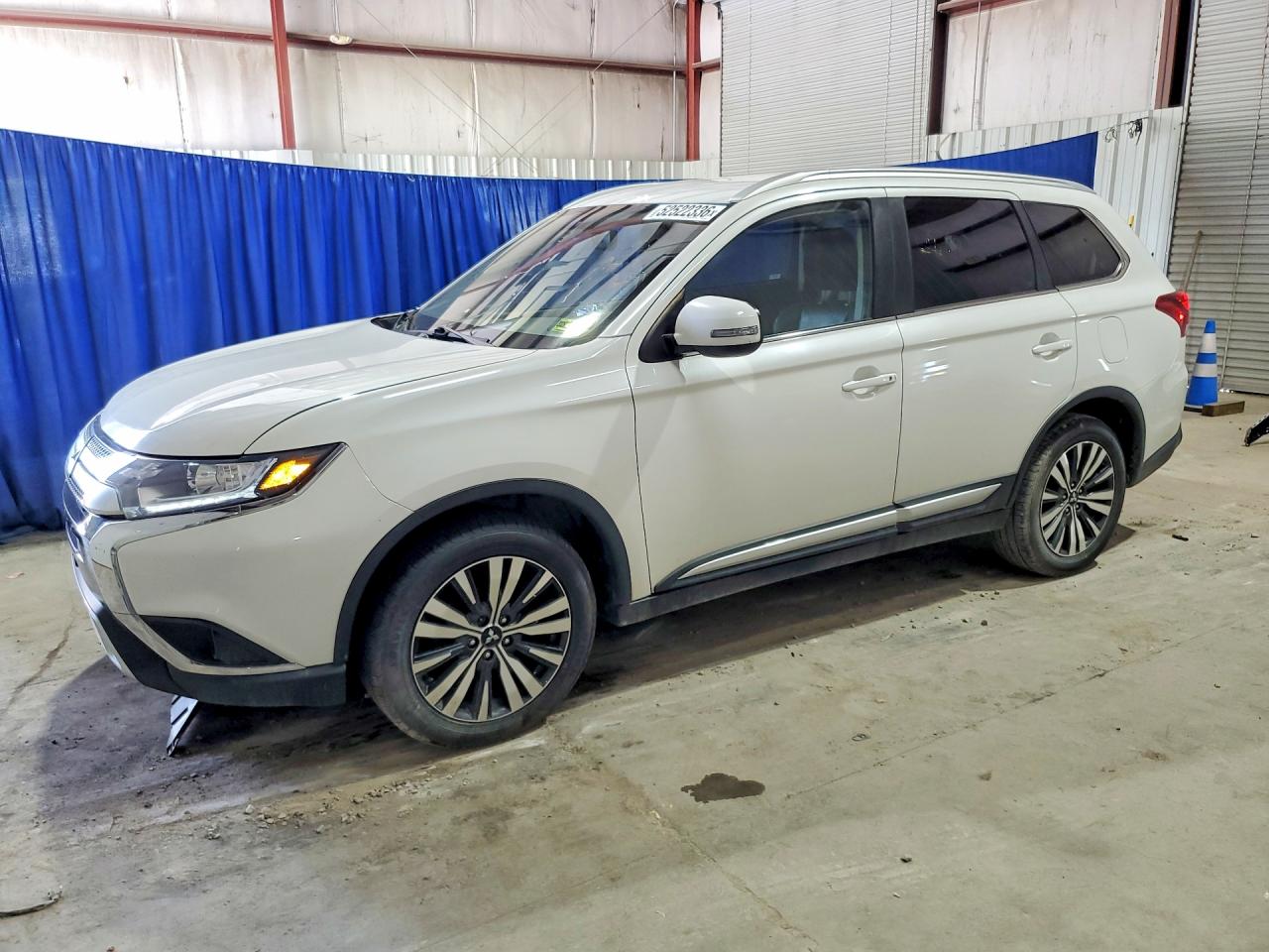Salvage Mitsubishi Outlander Image