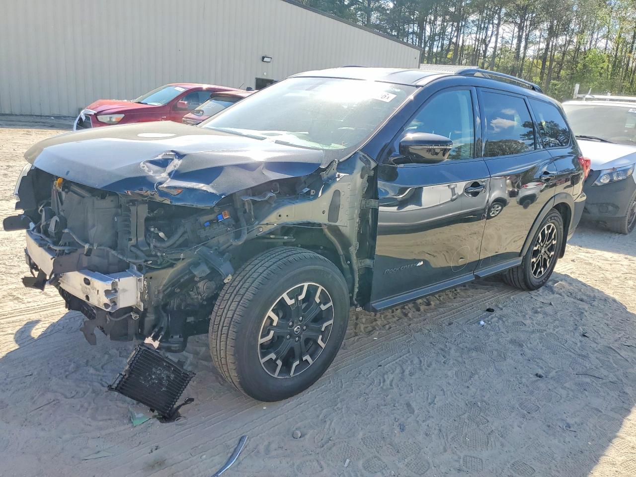 Salvage Nissan Pathfinder Image