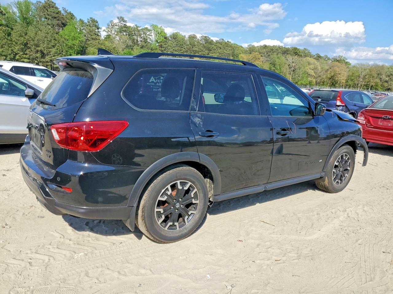 Nissan Pathfinder Sv