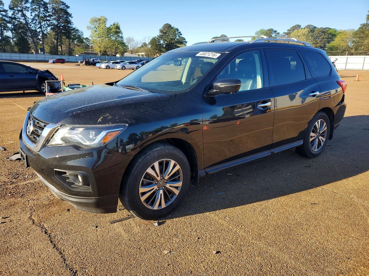 Salvage Nissan Pathfinder Image