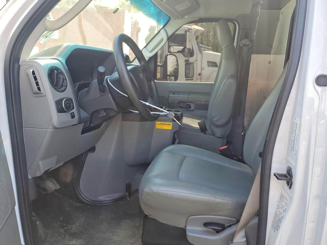 Ford Econoline E350 Super Duty Cutaway Van