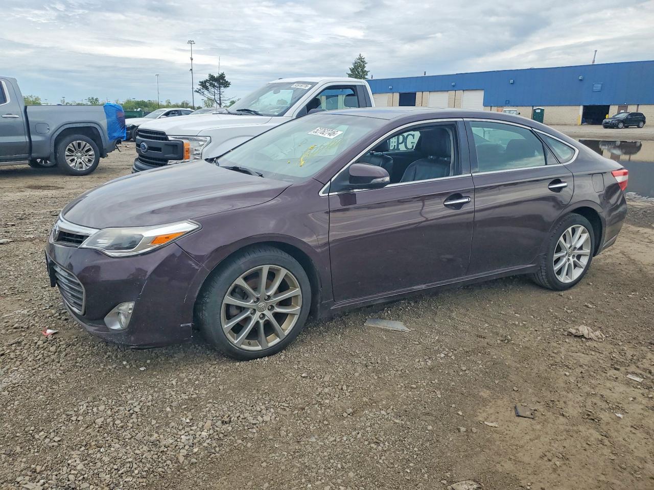 Salvage Toyota Avalon Image