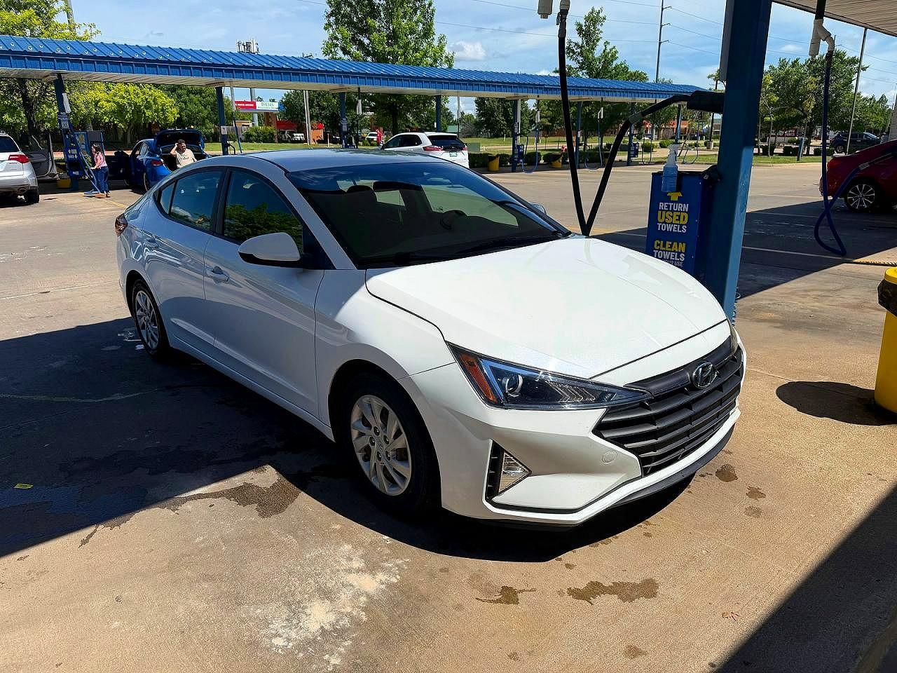 Salvage Hyundai ELANTRA Image