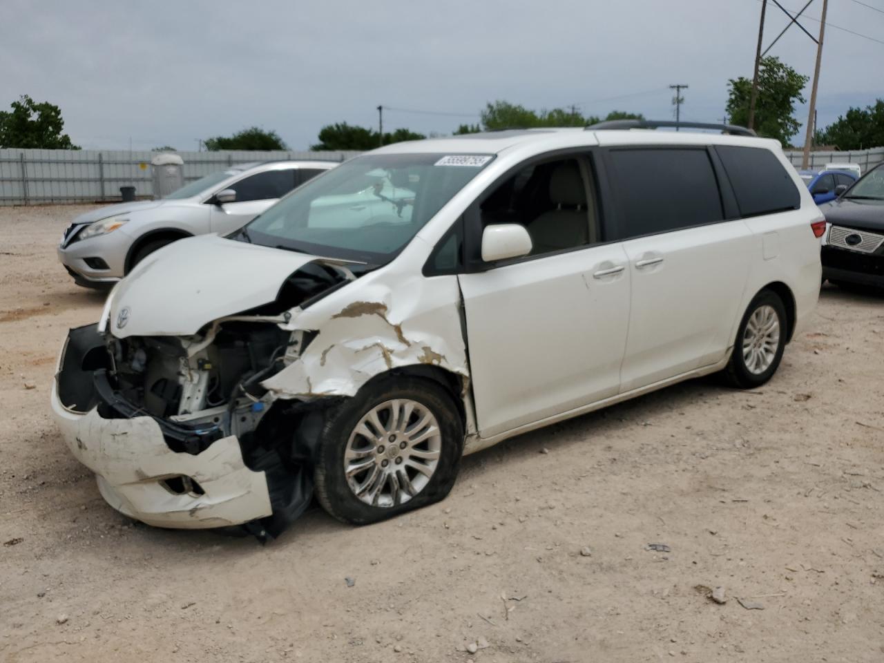 Salvage Toyota Sienna Image