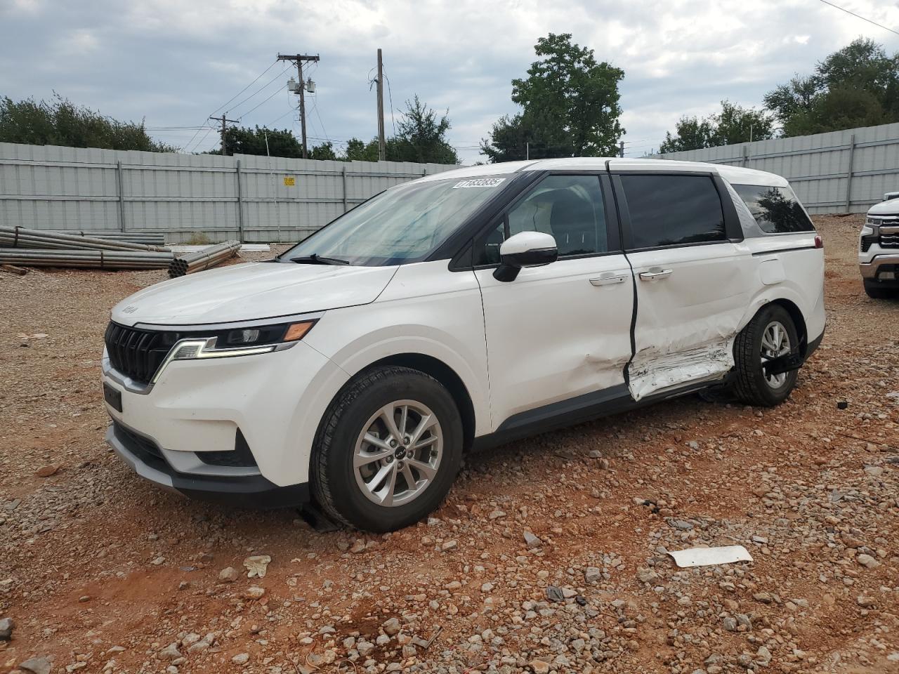 Salvage Kia Carnival Image