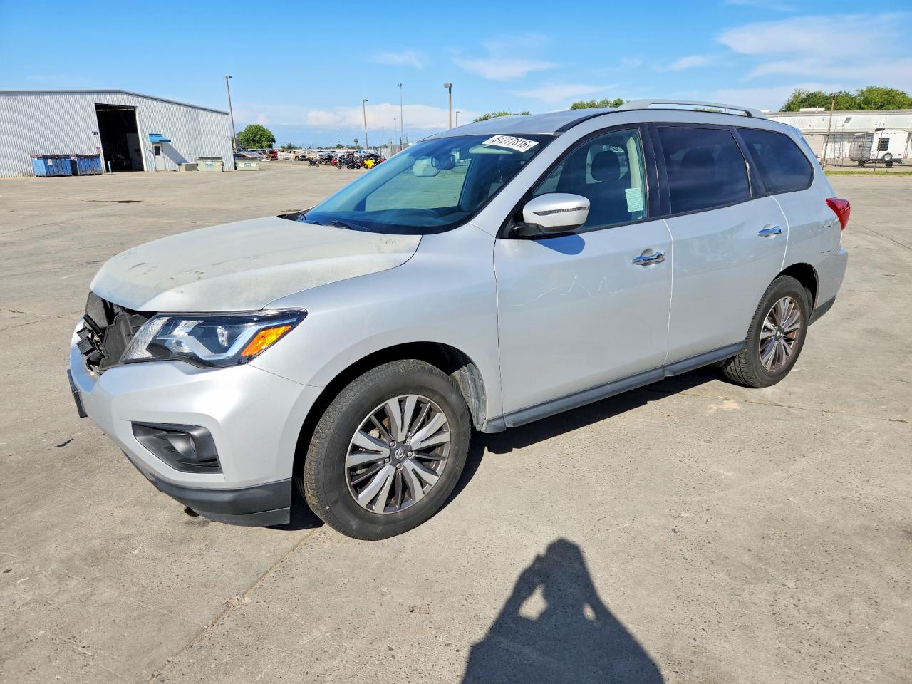 Salvage Nissan Pathfinder Image