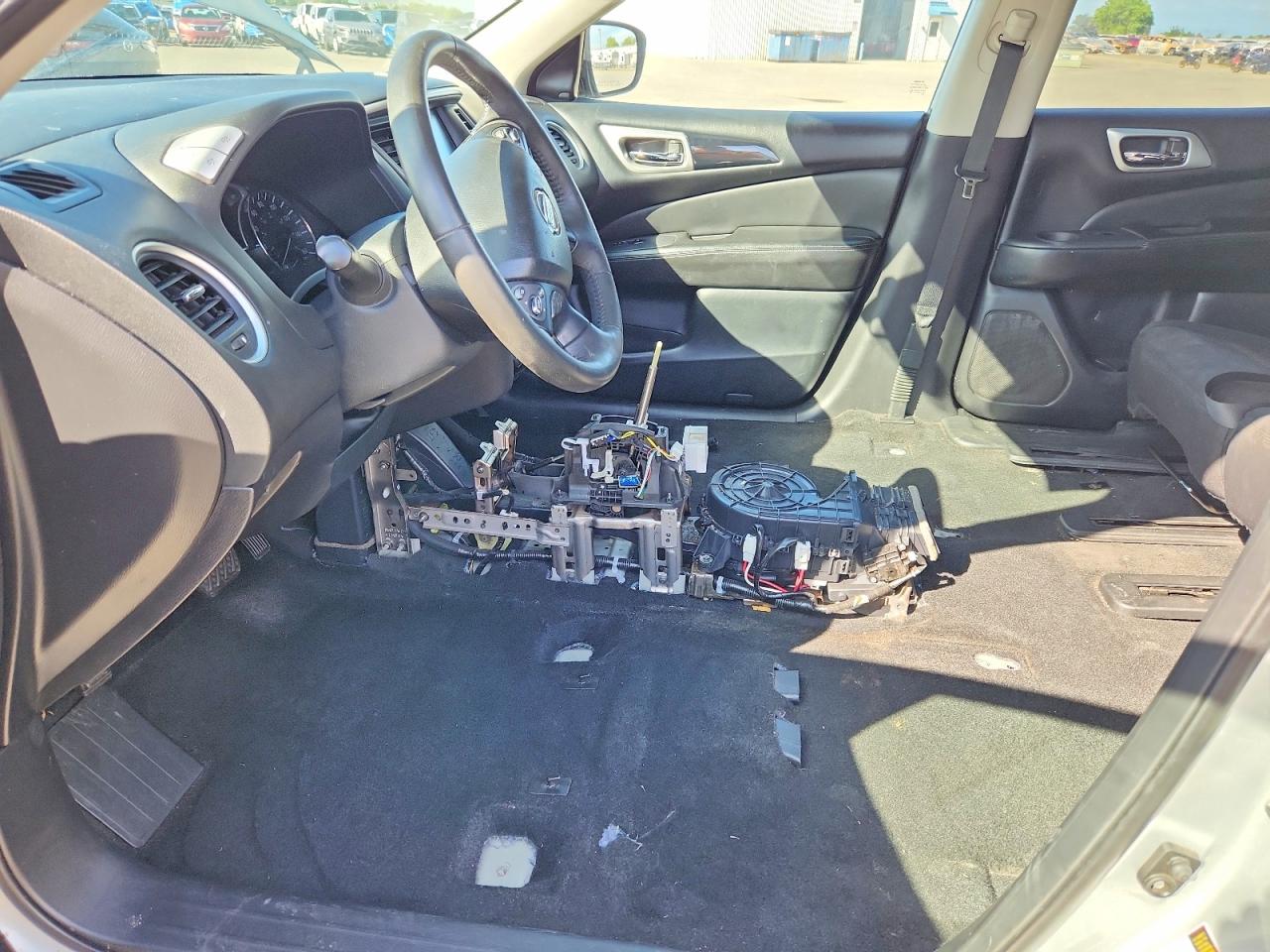 Nissan Pathfinder Sv