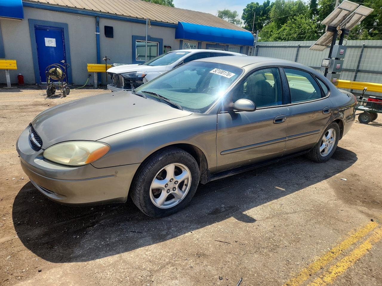 Salvage Ford Taurus Image