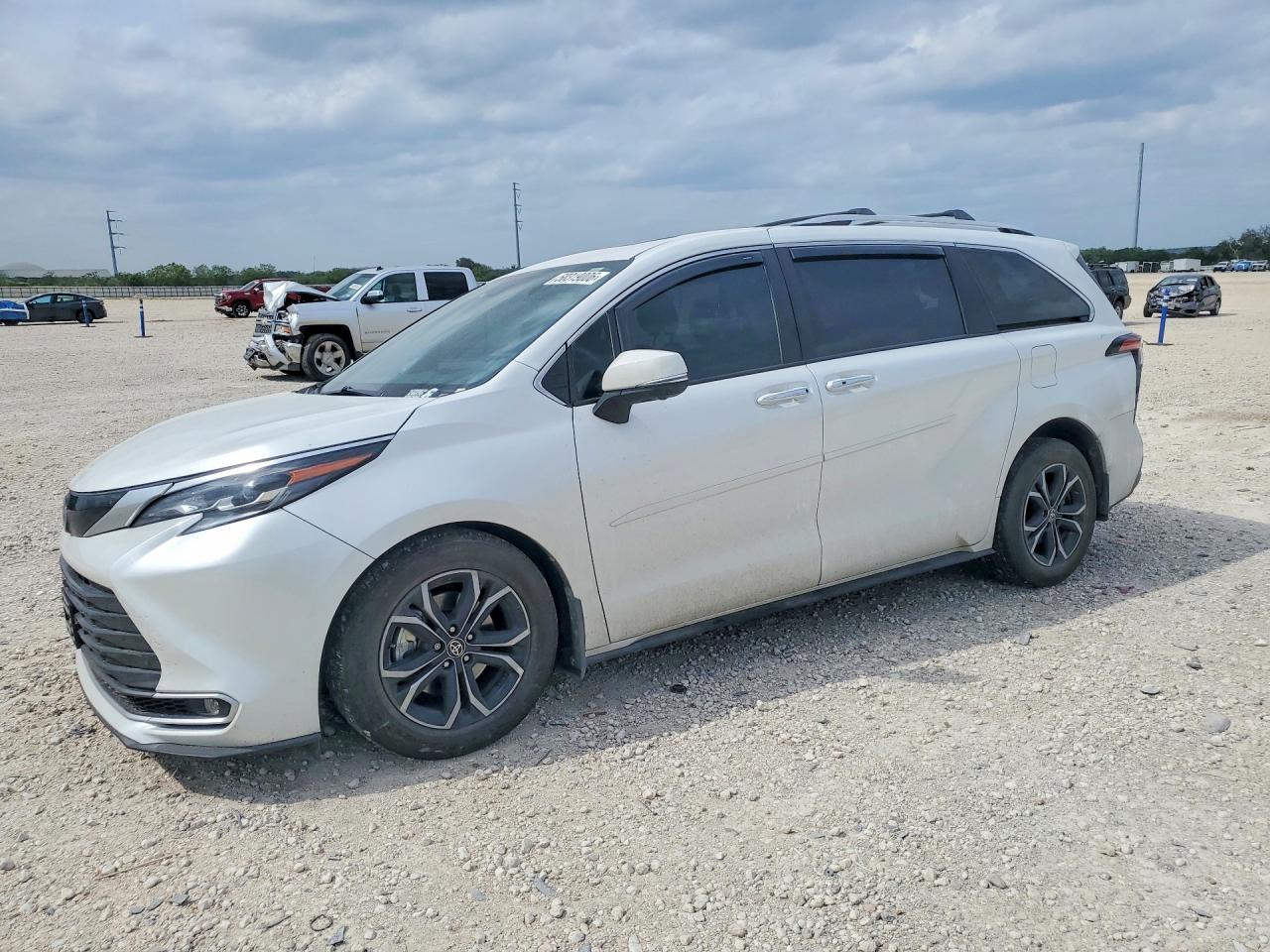Salvage Toyota Sienna Image
