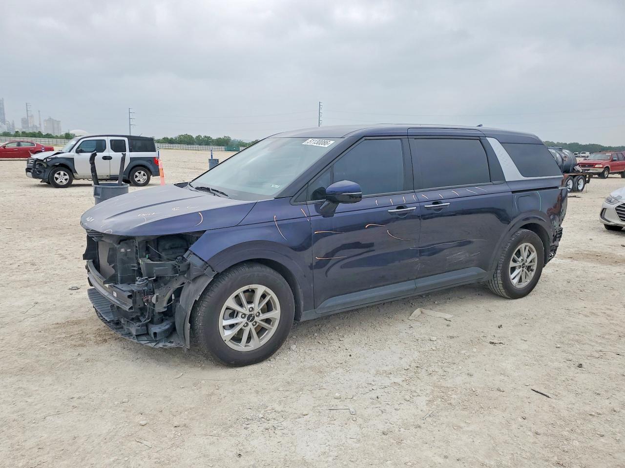 Salvage Kia Carnival Image