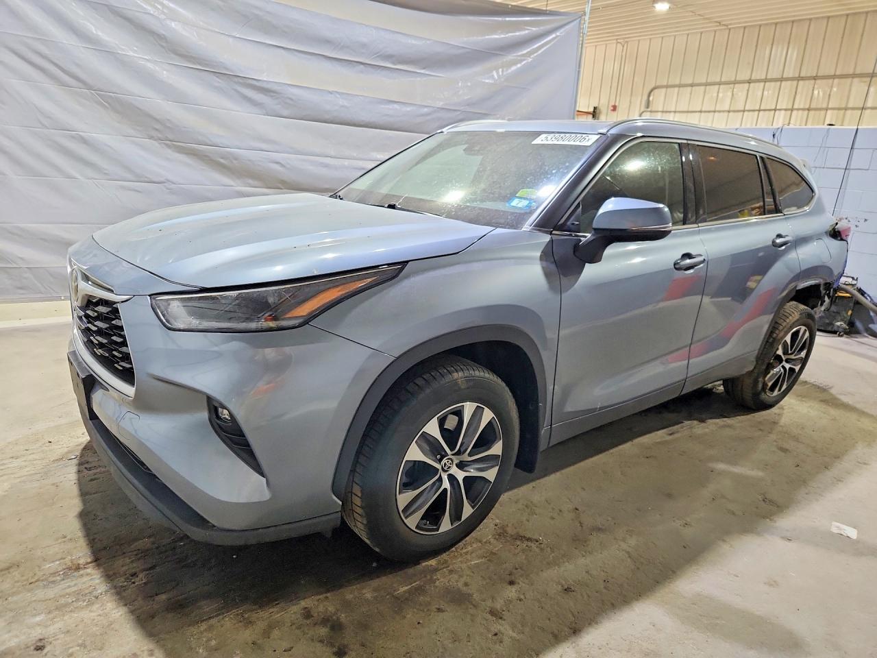 Salvage Toyota Highlander Image