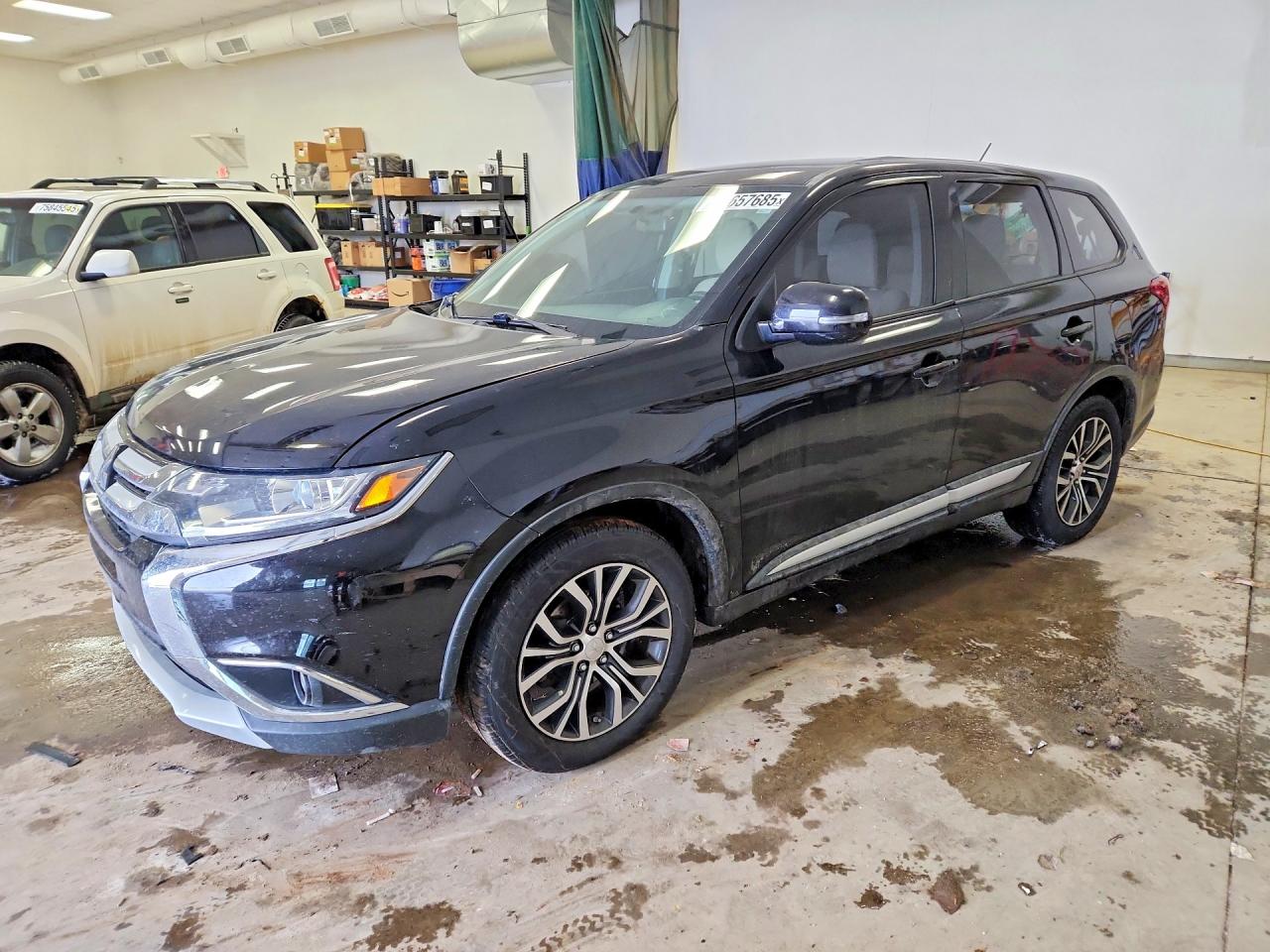 Salvage Mitsubishi Outlander Image