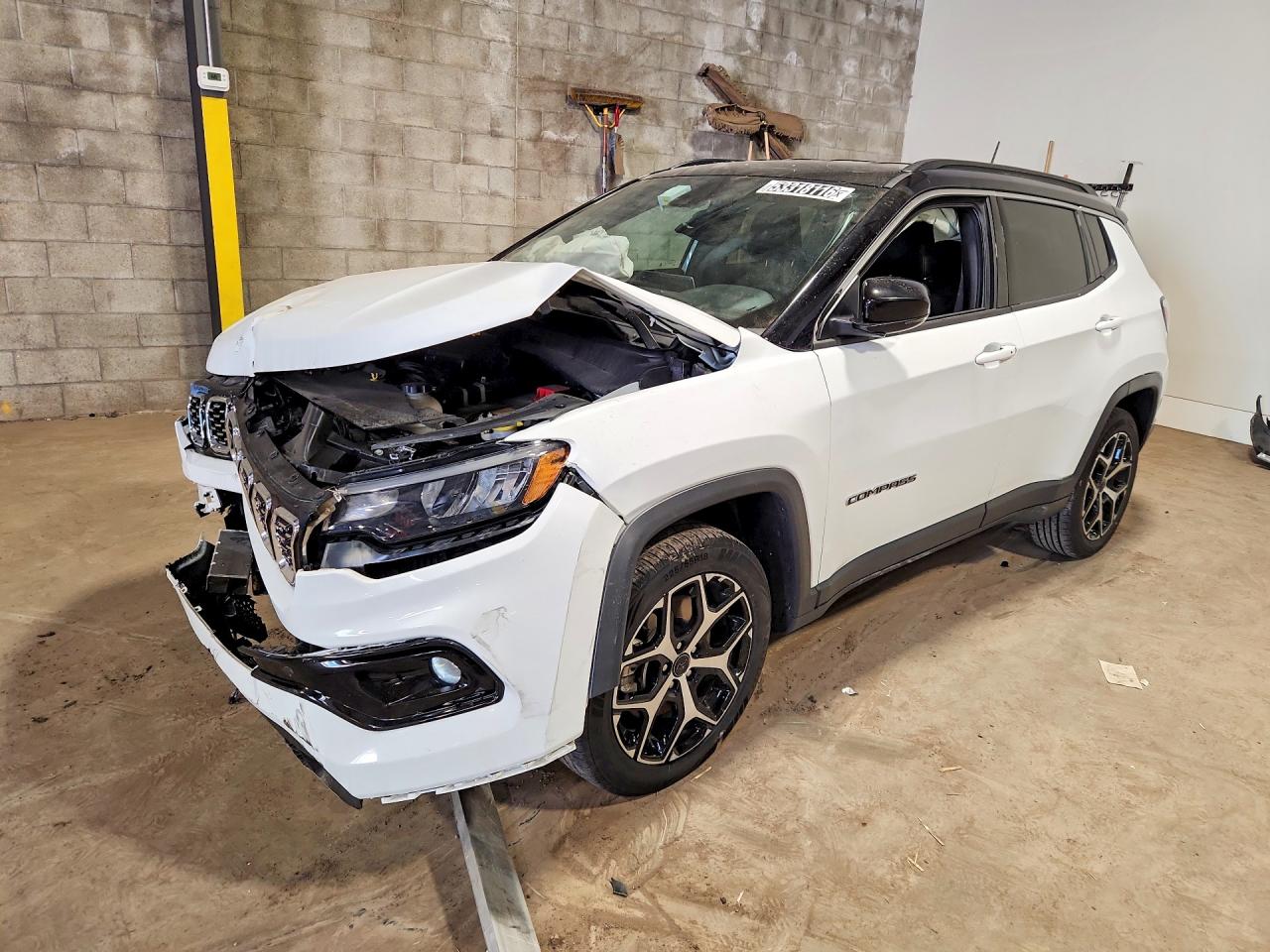 Salvage Jeep Compass Image