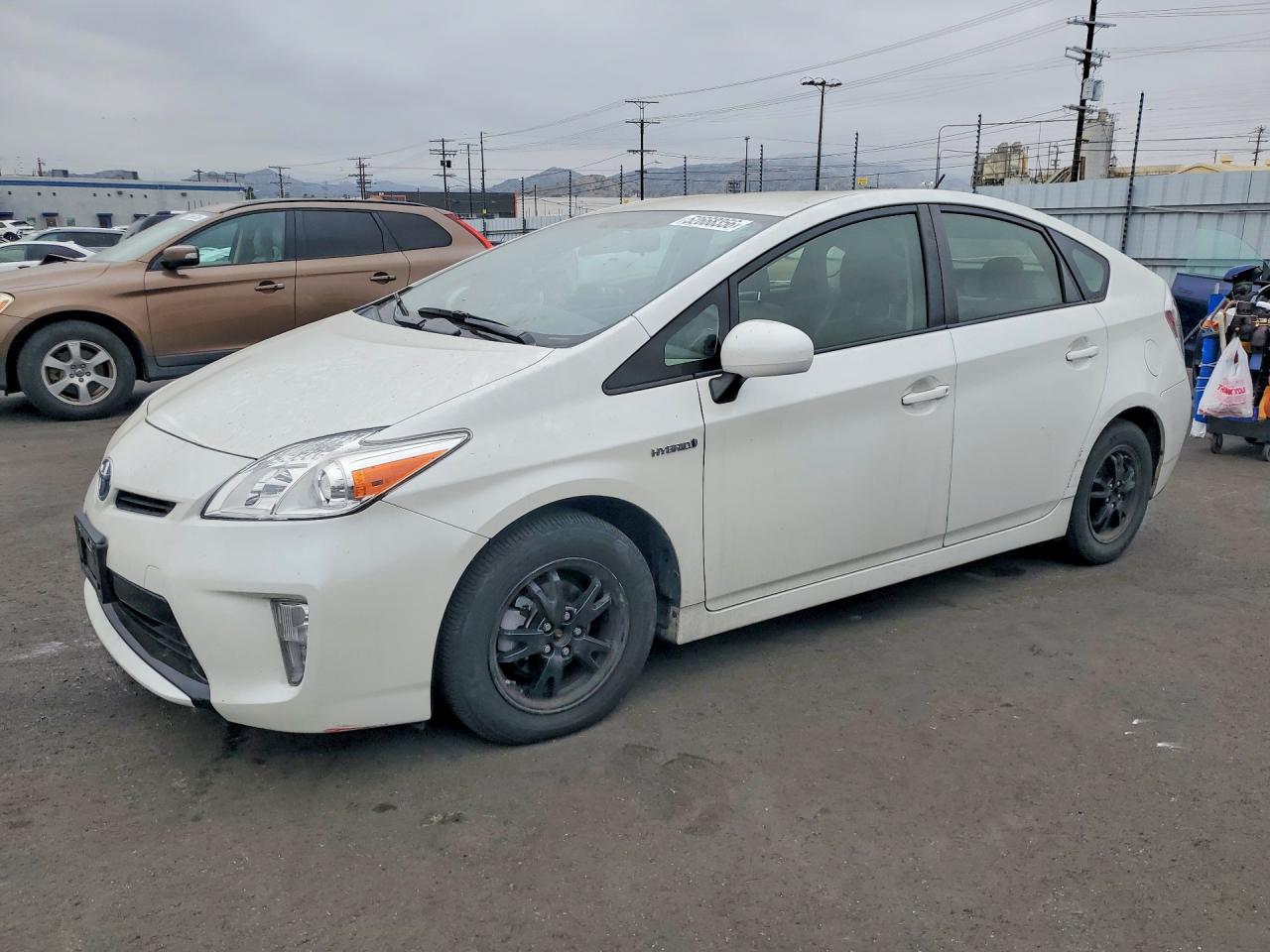 Salvage Toyota Prius Image