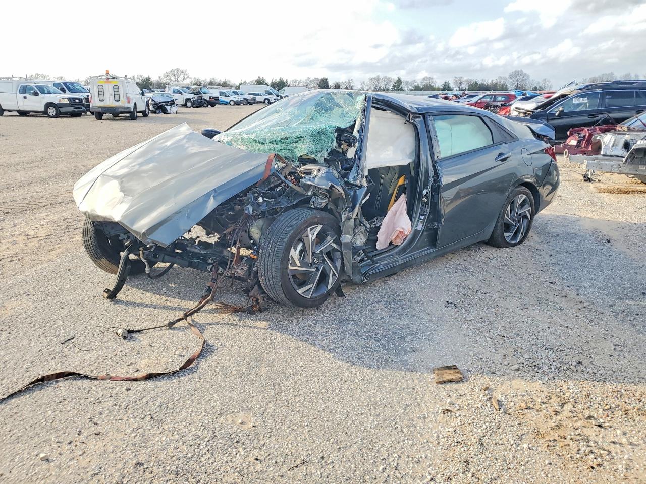 Salvage Hyundai ELANTRA Image