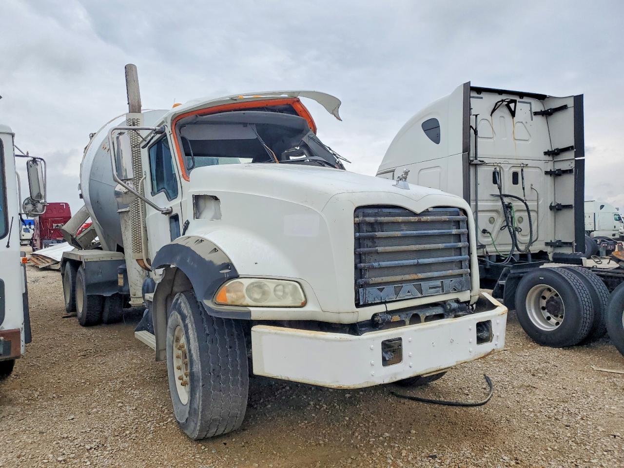 Salvage Mack Gu800 Image