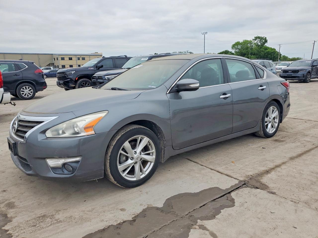 Salvage Nissan Altima Image