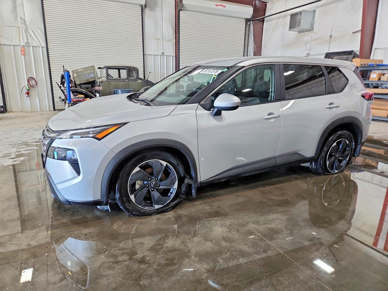 Salvage Nissan Rogue Image
