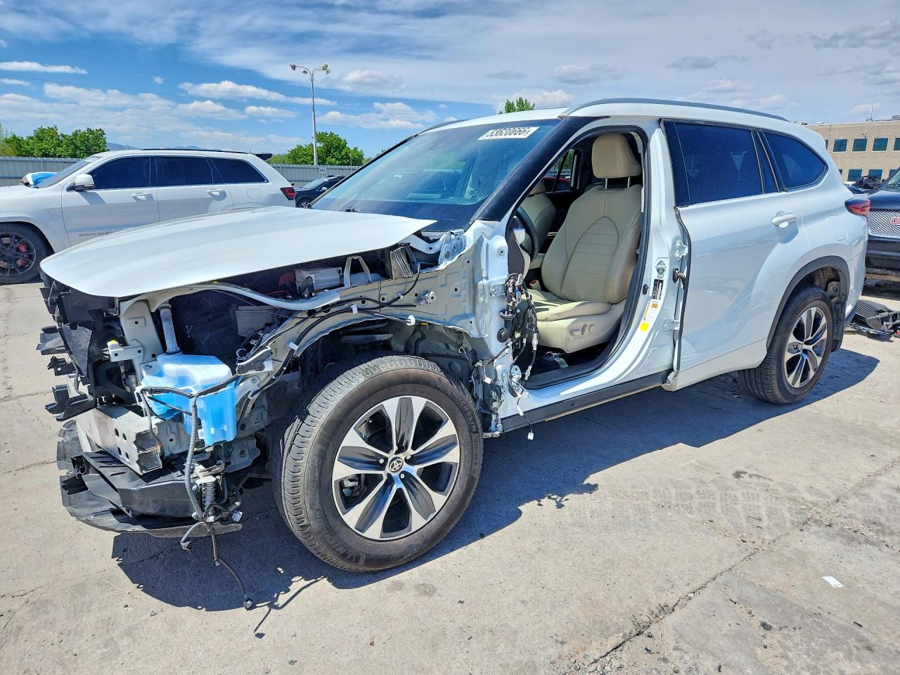 Salvage Toyota Highlander Image