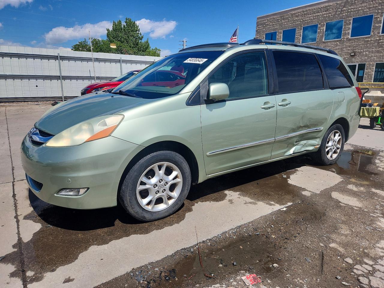 Salvage Toyota Sienna Image