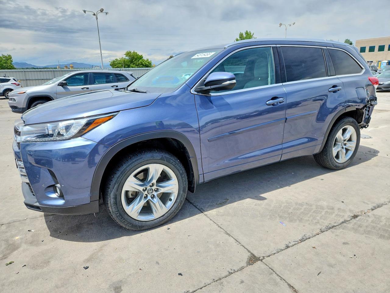 Salvage Toyota Highlander Image