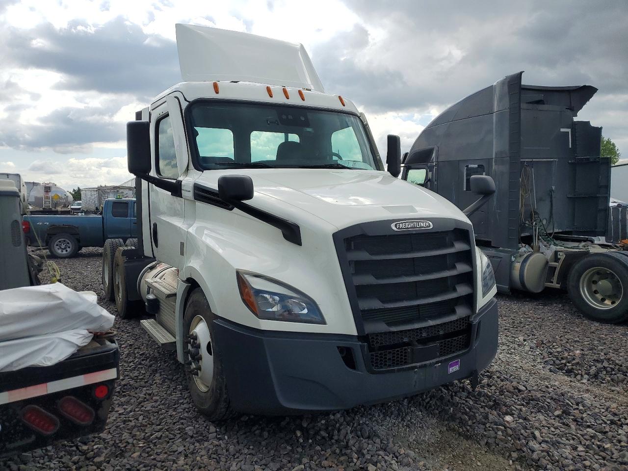 Salvage Freightliner Cascadia 126 Image