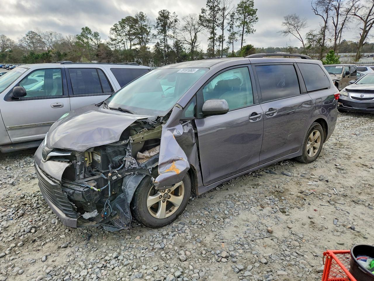 Salvage Toyota Sienna Image